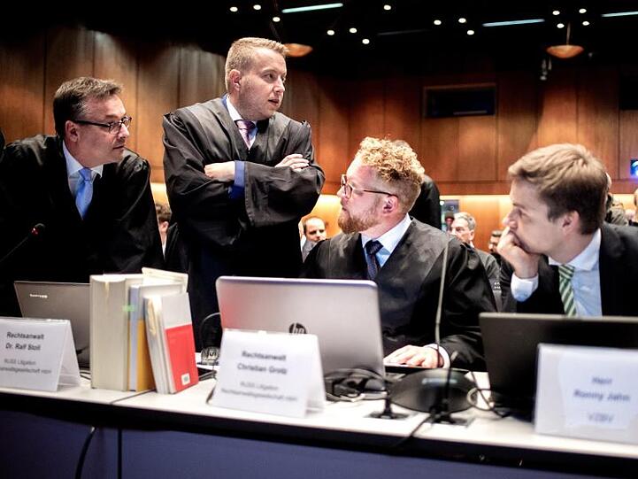 Anwälte und Prozessbeteiligte unterhalten sich vor Beginn der mündlichen Verhandlung zur Musterfeststellungsklage des Bundesverbands der Verbraucherzentralen und Verbraucherverbände gegen VW.