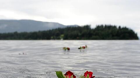 Eine Rose schwimmt im Gedenken an die Opfer des Anschlags des Massenmörders Anders Behring Breivik vor der Insel Utoya im Wasser.