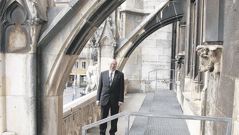 Zimmer 203 im ersten Stock des Rathauses dient eigentlich als Besprechungsraum. Am Samstag gehört das Zimmer und der Balkon davor aber den Profis des FC Bayern, die hier ihre 21. Deutsche Meisterschaft feiern. Zimmer 203 im ersten Stock des Rathauses dient eigentlich als Besprechungsraum. Am Samstag gehört das Zimmer und der Balkon davor aber den Profis des FC Bayern, die hier ihre 21. Deutsche Meisterschaft feiern.