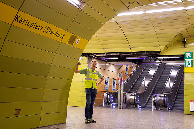 MVG-Projektleiter Michael Zacherl vor den neuen Rolltreppen am U-Bahnhof Karlsplatz (Stachus).