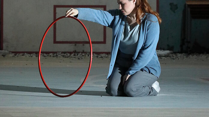Aida (Elena Stikhina) erinnert sich fern der verlorenen Heimat an ihre glückliche Kindheit.