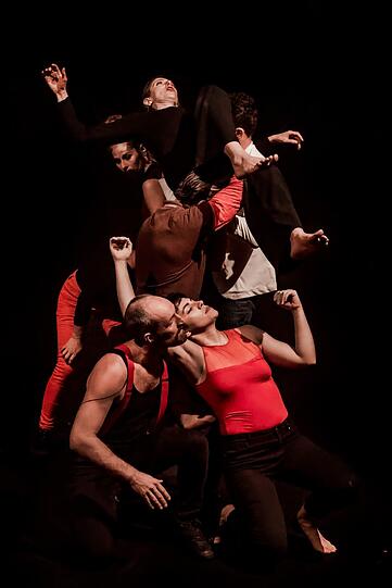 Akrobatische Einzelteilchen ergeben ein furios performendes Team: Der Circo Zoé.