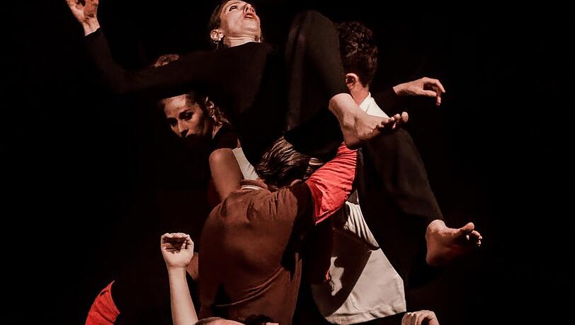 Akrobatische Einzelteilchen ergeben ein furios performendes Team: Der Circo Zoé. Akrobatische Einzelteilchen ergeben ein furios performendes Team: Der Circo Zoé.