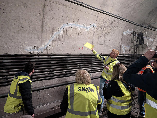Auch am Mauerwerk der Tunnel wurde viel ausgebessert: Projektleiter Hannes Venneklaas zeigt den Fortschritt der Tunnelsanierung. Auch am Mauerwerk der Tunnel wurde viel ausgebessert: Projektleiter Hannes Venneklaas zeigt den Fortschritt der Tunnelsanierung.