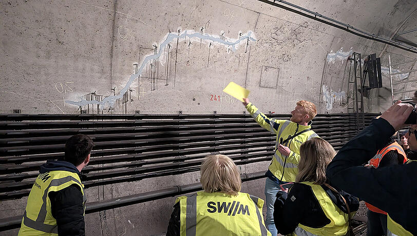 Auch am Mauerwerk der Tunnel wurde viel ausgebessert: Projektleiter Hannes Venneklaas zeigt den Fortschritt der Tunnelsanierung. Auch am Mauerwerk der Tunnel wurde viel ausgebessert: Projektleiter Hannes Venneklaas zeigt den Fortschritt der Tunnelsanierung.