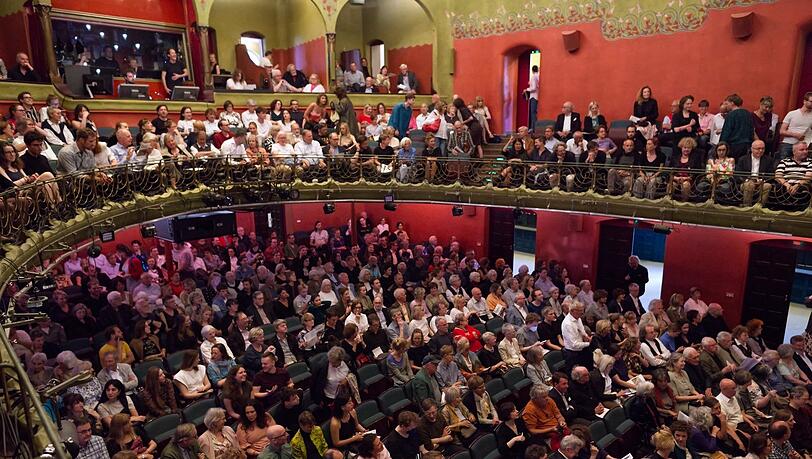 Der gut besuchte Zuschauerraum der - noch - unabh&auml;ngigen Kammerspiele.