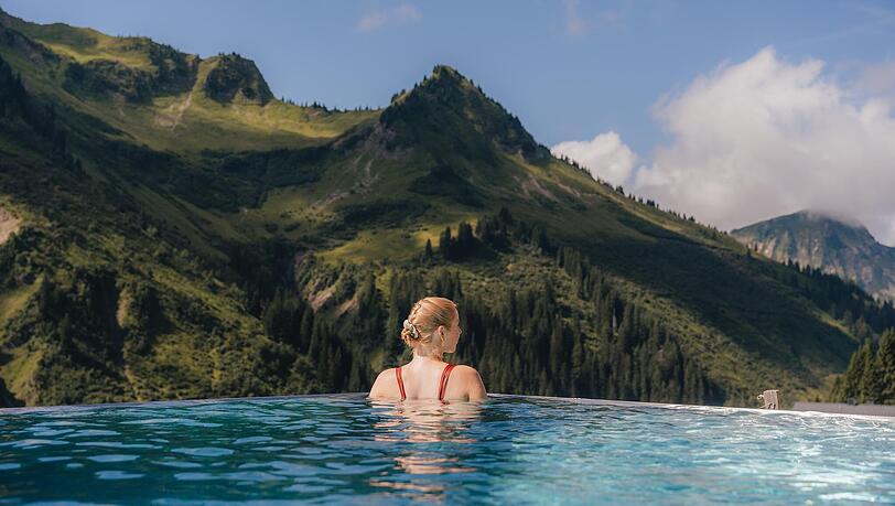 Was für ein Ausblick: Aus dem Infinity-Außenpool des Genießerhotels Alpenstern schaut man in die Damülser Bergwelt. Was für ein Ausblick: Aus dem Infinity-Außenpool des Genießerhotels Alpenstern schaut man in die Damülser Bergwelt.