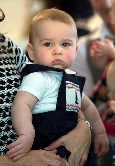 9. April 2014: Im Rahmen seiner ersten Auslandsreise besuchte George mit Mama Kate eine Krabbelgruppe.