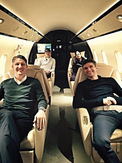 Wia san mia? Mia san mia! Fluggäste: Schweinsteiger (l.), Neuer, Götze, Müller (r.).