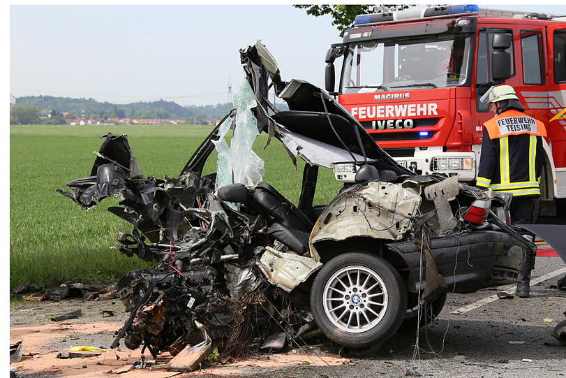 Das Auto ist vollkommen zerstört. Wieso der Fahrer mit seinem Fahrzeug gegen einen Baum prallte, ist bisher noch unklar.