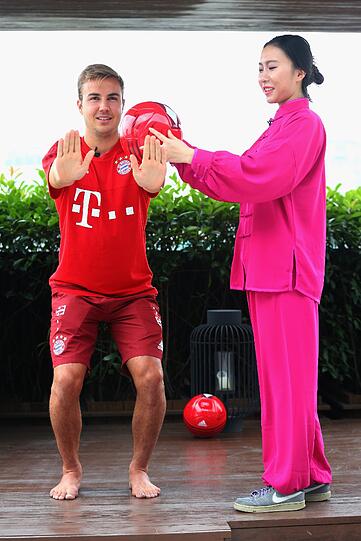 Mario Götze versuchte es am Dienstag mit Kung-Fu.