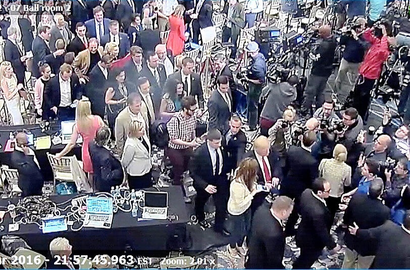 Das Video einer Überwachungskamera soll die Lewandowski vorgeworfene Handlung belegen. Neben Donald Trump (roter Schlips) geht die Journalistin (weißes Shirt), die angeblich umgestoßen wurde. Foto: Jupiter Police