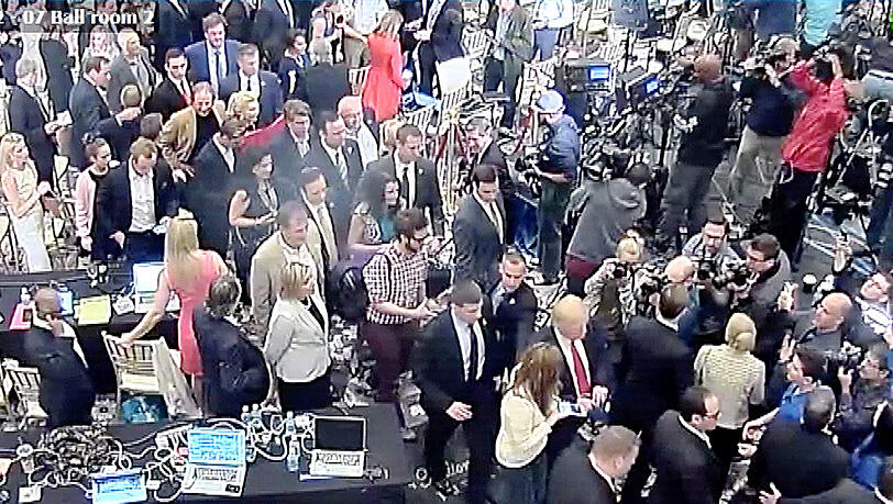 Das Video einer Überwachungskamera soll die Lewandowski vorgeworfene Handlung belegen. Neben Donald Trump (roter Schlips) geht die Journalistin (weißes Shirt), die angeblich umgestoßen wurde. Foto: Jupiter Police Das Video einer Überwachungskamera soll die Lewandowski vorgeworfene Handlung belegen. Neben Donald Trump (roter Schlips) geht die Journalistin (weißes Shirt), die angeblich umgestoßen wurde. Foto: Jupiter Police