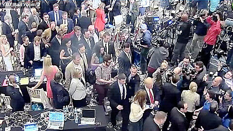 Das Video einer Überwachungskamera soll die Lewandowski vorgeworfene Handlung belegen. Neben Donald Trump (roter Schlips) geht die Journalistin (weißes Shirt), die angeblich umgestoßen wurde. Foto: Jupiter Police