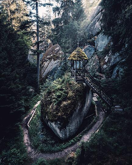 Beim Bergmassiv Kösseine im Fichtelgebirge. Dazu der Fotograf Mirko Fikentsc: "Ein tolles Ausflugsziel in meiner Nähe ist und bleibt das Fichtelgebirge. Auch diese coole Hütte steht verborgen im Wald. Der Weg zu diesem besonderen Ort ist etwas steinig und gleicht einem Felsenlabyrinth."