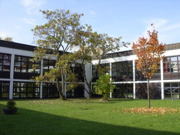 Die Mittelschule an der Stuntzstraße.