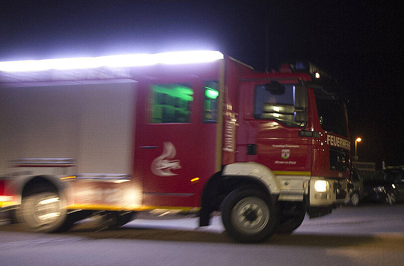 In der Nacht musste die Feuerwehr in die Trappentreustraße ausrücken. Dort brannte es im Keller eines Mehrfamilienhauses. (Symbolbild)