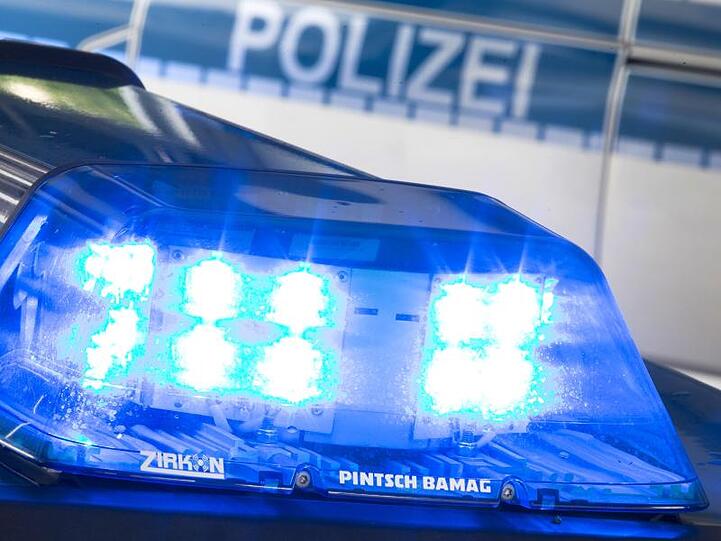 Ein Blaulicht der Polizei. Foto: Friso Gentsch/Archiv
