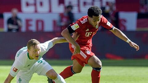 Bayerns Serge Gnabry (r.) im Zweikampf mit Bremens Ludwig Augustinsson. Foto: Matthias Balk/Archivbild