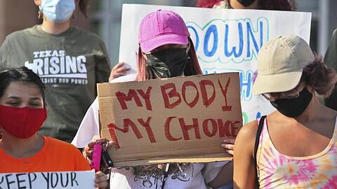 Frauen protestieren in Texas gegen das neue Abtreibungsgesetz in dem US-Bundesstaat. "Mein Körper - meine Entscheidung" steht auf einem Plakat.