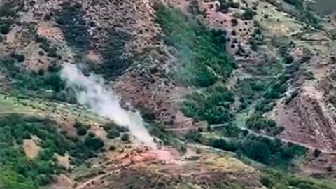 Videostandbild des aserbaidschanischen Verteidigungsministeriums: Rauch steigt über einem Gebiet auf, in dem sich nach aserbaidschanischen Angaben Stellungen der armenischen Streitkräfte befinden.