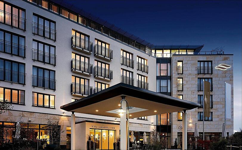Das Hotel Vier Jahreszeiten Starnberg: In fünf Gehminuten ist man am See, in zehn am Dampfersteg. Das Hotel Vier Jahreszeiten Starnberg: In fünf Gehminuten ist man am See, in zehn am Dampfersteg.