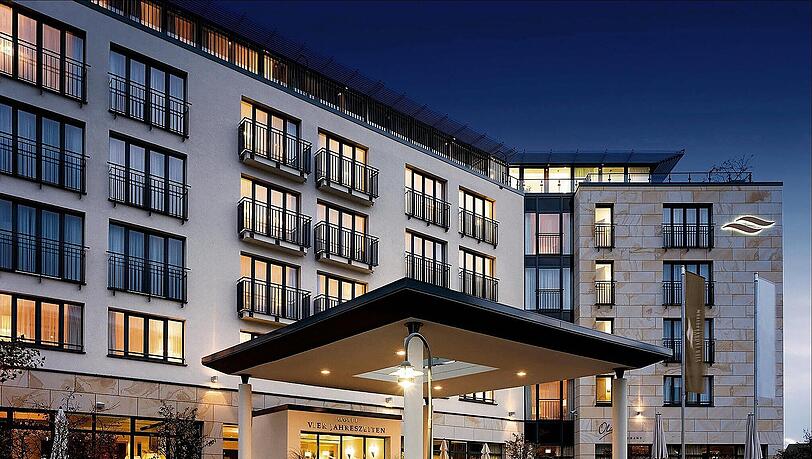 Das Hotel Vier Jahreszeiten Starnberg: In fünf Gehminuten ist man am See, in zehn am Dampfersteg. Das Hotel Vier Jahreszeiten Starnberg: In fünf Gehminuten ist man am See, in zehn am Dampfersteg.