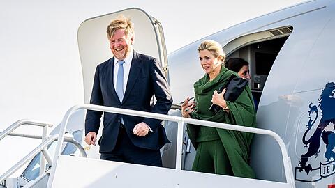 König Willem-Alexander und Königin Máxima beim Verlassen des Regierungsfliegers in Philadelphia. König Willem-Alexander und Königin Máxima beim Verlassen des Regierungsfliegers in Philadelphia.
