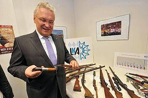 Innenminister Joachim Herrmann mit den abgegebenen Waffen.