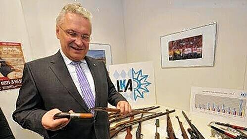 Innenminister Joachim Herrmann mit den abgegebenen Waffen. Innenminister Joachim Herrmann mit den abgegebenen Waffen.