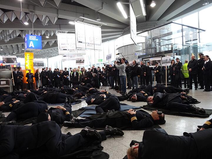 Sie warnen vor den Folgen der EU-Neuregelung: Piloten bei einer Schlaf-Demo.