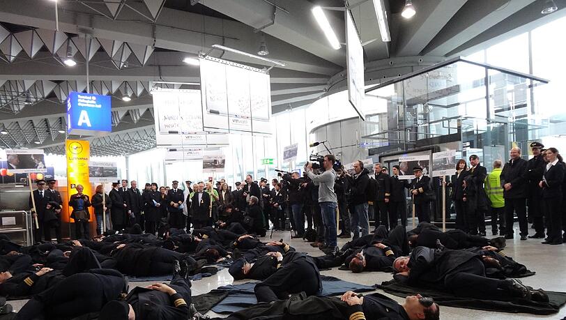 Sie warnen vor den Folgen der EU-Neuregelung: Piloten bei einer Schlaf-Demo. Sie warnen vor den Folgen der EU-Neuregelung: Piloten bei einer Schlaf-Demo.