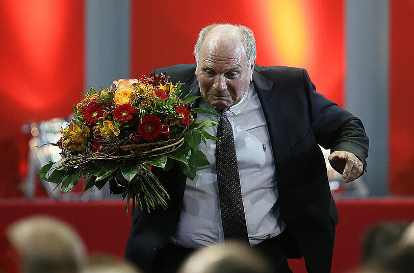 Uli Hoeneß hat sich seinen Blumenstrauß abgeholt und gerät auf dem Rückweg zu seinem Platz ins Stolpern.