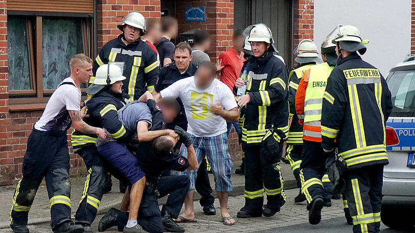 Eine Szene, wie sie eigentlich niemals vorkommen dürfte: Männer behindern nach einem tödlichen Unfall gewaltsam die Arbeit der Rettungskräfte.