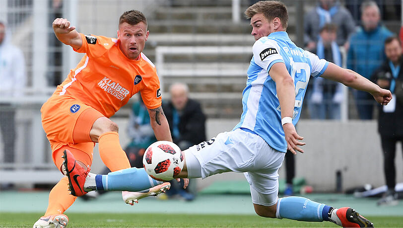 Musste verletzt runter: Simon Lorenz (re.) vom TSV 1860 gegen den KSC. Musste verletzt runter: Simon Lorenz (re.) vom TSV 1860 gegen den KSC.
