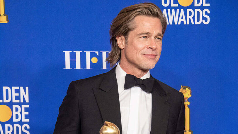 Brad Pitt hält stolz seinen Golden Globe in der Hand Brad Pitt hält stolz seinen Golden Globe in der Hand
