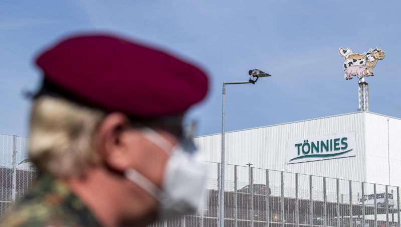 Ein Soldat auf der Bundeswehr steht vor dem Gebäude der Fleischfabrik Tönnies in Rheda-Wiedenbrück. Die Bundeswehr unterstützt bei Tests der Mitarbeiter auf das Coronavirus. Ein Soldat auf der Bundeswehr steht vor dem Gebäude der Fleischfabrik Tönnies in Rheda-Wiedenbrück. Die Bundeswehr unterstützt bei Tests der Mitarbeiter auf das Coronavirus.