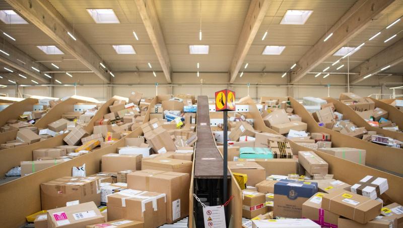 Pakete liegen in einem Paketzentrum der Deutschen Post. Für die Paketbranche ist der boomende Online-Handel ein dankbarer Trend. Pakete liegen in einem Paketzentrum der Deutschen Post. Für die Paketbranche ist der boomende Online-Handel ein dankbarer Trend.