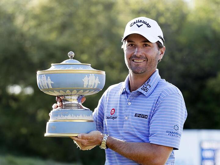 Kevin Kisner posiert nach seinem Sieg in Austin mit Trophäe.