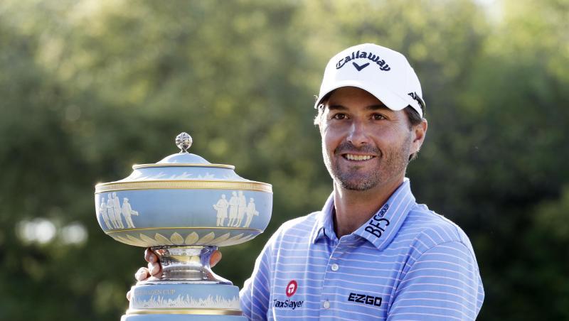 Kevin Kisner posiert nach seinem Sieg in Austin mit Trophäe. Kevin Kisner posiert nach seinem Sieg in Austin mit Trophäe.