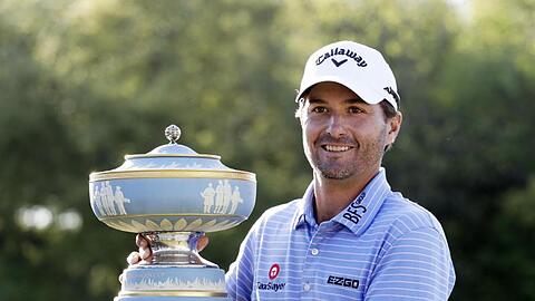 Kevin Kisner posiert nach seinem Sieg in Austin mit Trophäe.