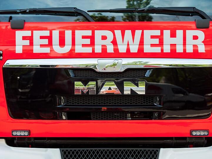 Ein Blick auf die Front eines Einsatzfahrzeugs der Feuerwehr. Foto: Hauke-Christian Dittrich/Archivbild