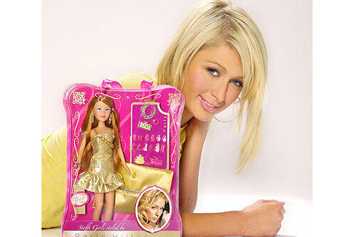 Schrilles Outfit für die süßen Mode-Püppchen aus Fürth: Paris Hilton mit ihren eigens für Simba Dickie entworfenen Kreationen.