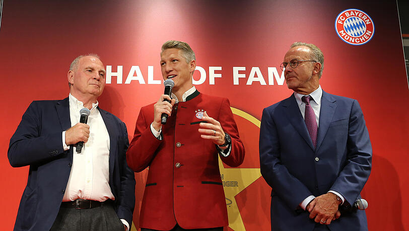 Uli Hoeneß (l.) hat Bastian Schweinsteiger (M.) bei einer AZ-Veranstaltung die Tür zum FC Bayern geöffnet. Uli Hoeneß (l.) hat Bastian Schweinsteiger (M.) bei einer AZ-Veranstaltung die Tür zum FC Bayern geöffnet.