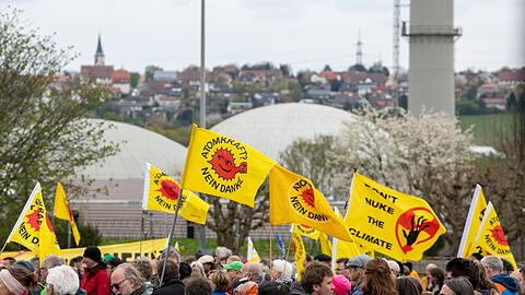 Aor dem Kernkraftwerk Neckarwestheim 2 wird ein Abschaltfest gefeiert.