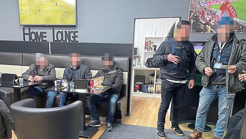 In der Sportbar in Milbertshofen sitzen Spieler entspannt in Ledersesseln und auf Sofas. Für den Chef wird es bei der Razzia nicht ganz so entspannt.