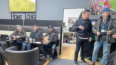 In der Sportbar in Milbertshofen sitzen Spieler entspannt in Ledersesseln und auf Sofas. Für den Chef wird es bei der Razzia nicht ganz so entspannt.