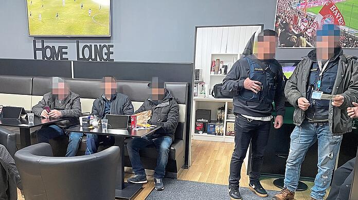 In der Sportbar in Milbertshofen sitzen Spieler entspannt in Ledersesseln und auf Sofas. Für den Chef wird es bei der Razzia nicht ganz so entspannt.