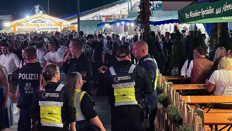 Mit Lautsprecherdurchsagen wurden Besucher des Gillamoos-Jahrmarkts vom Platz gewiesen.