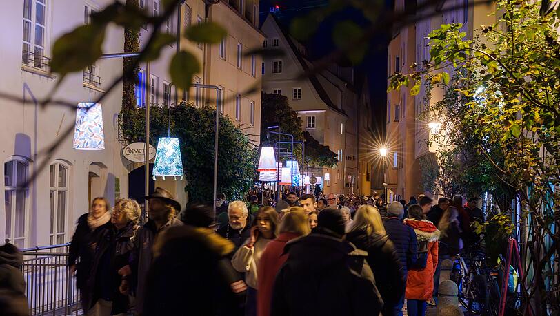 Zwischen schmalen Gassen, Kopfsteinpflaster und den stimmungsvoll beleuchteten Kanälen, die Teil des UNESCO-Welterbes sind, finden sich kleine Boutiquen, Manufakturen und inhabergeführte Geschäfte mit ganz eigener Handschrift.